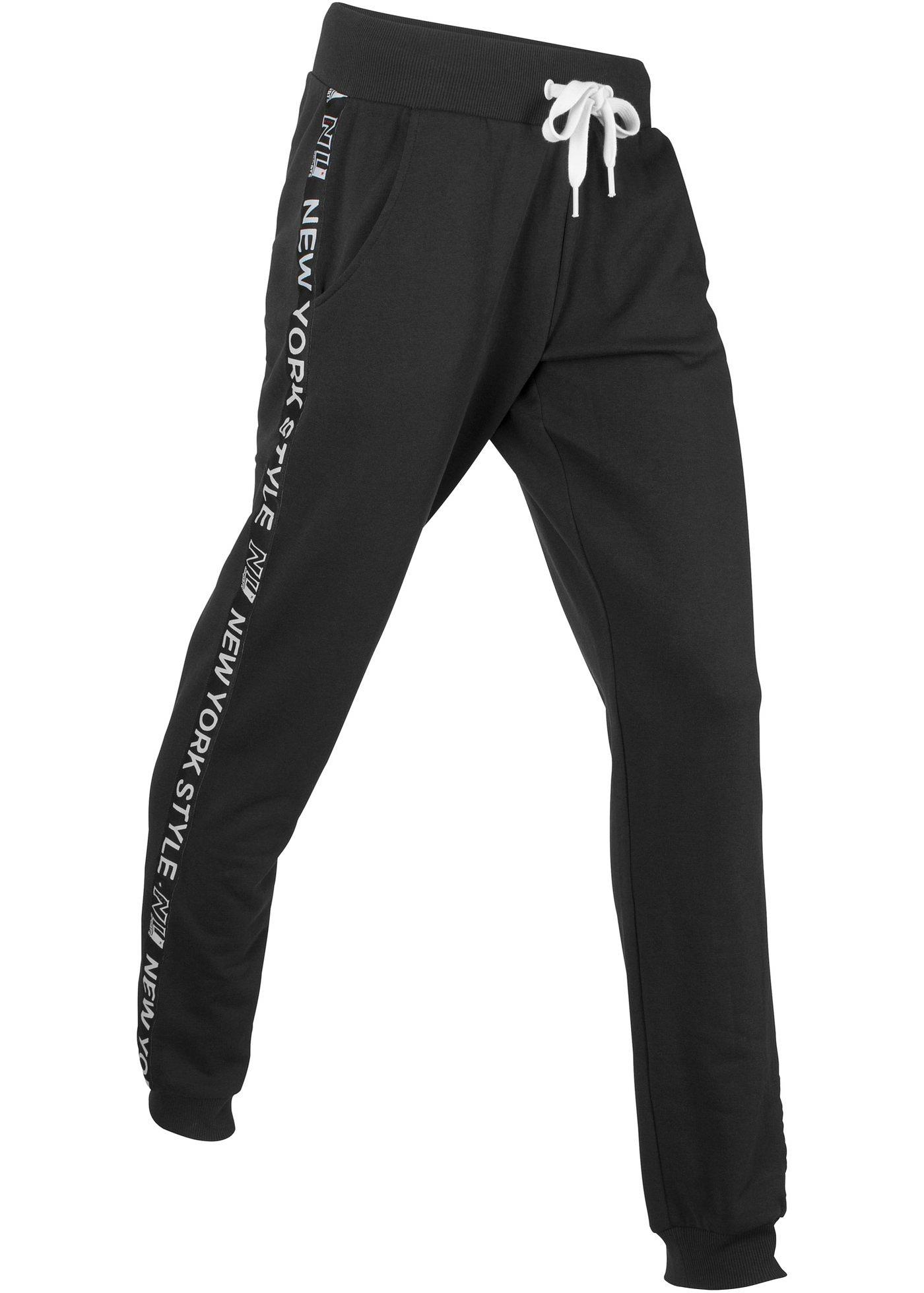 Bequeme Jogginghose aus einem StretchMaterial mit Eingrifftaschen schwarz