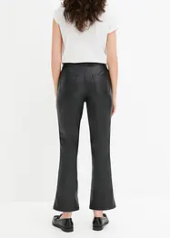 Verkürzte Lederimitat-Hose mit ausgestelltem Bein, bonprix