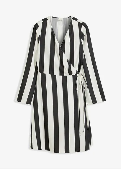 Wickelkleid aus Satin in schwarz von vorne - bonprix