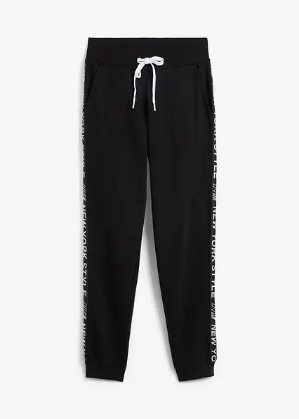 Sweathose mit Bündchen und Statement-Druck in schwarz von vorne - bonprix