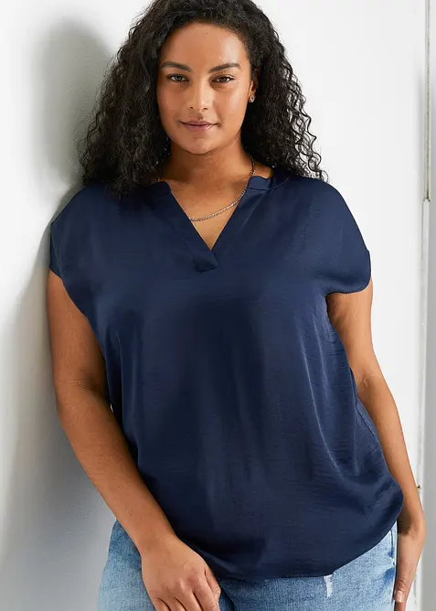 Lockere Satin-Kurzarmtunika mit überschnittenen Schultern in blau von vorne (im Anschnitt) - bonprix