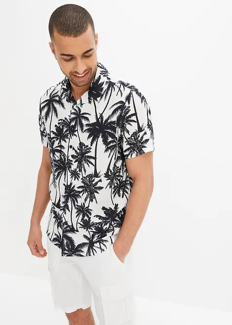 Kurzarmhemd aus fließender Viskose, Slim Fit in weiß von vorne (im Anschnitt) - bonprix