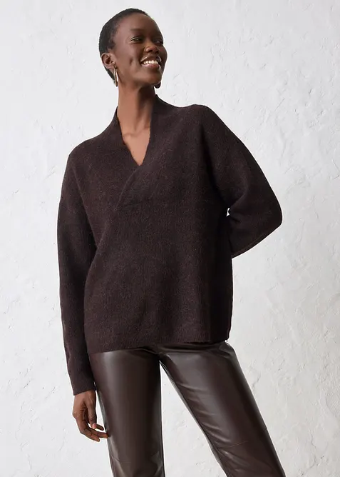 Pullover aus weichem Alpaka Woll-Mix in braun von vorne (im Anschnitt) - bonprix