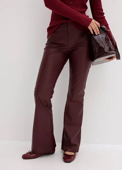 Lederimitat-Hose mit ausgestelltem Bein in rot von vorne - bonprix