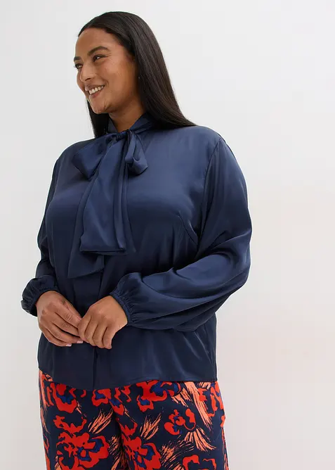 Schluppenbluse aus fließendem Satin in blau von vorne (im Anschnitt) - bonprix