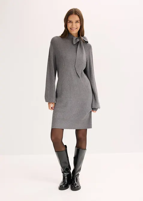 Strickkleid mit Schleife aus softem Viskose-Mix in grau von vorne (Totalaufnahme) - bonprix