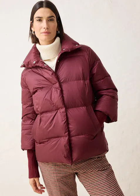 Daunenjacke mit recycelten Daunen und Strickärmeln in rot von vorne (im Anschnitt) - bonprix