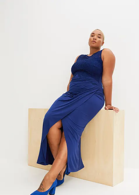Maxikleid mit Spitze in blau von vorne (Totalaufnahme) - bonprix