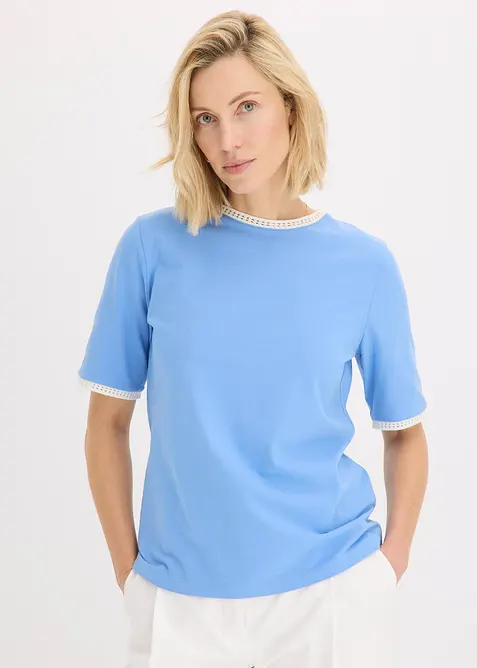 Shirt mit Spitzenborte in blau von vorne (im Anschnitt) - bonprix