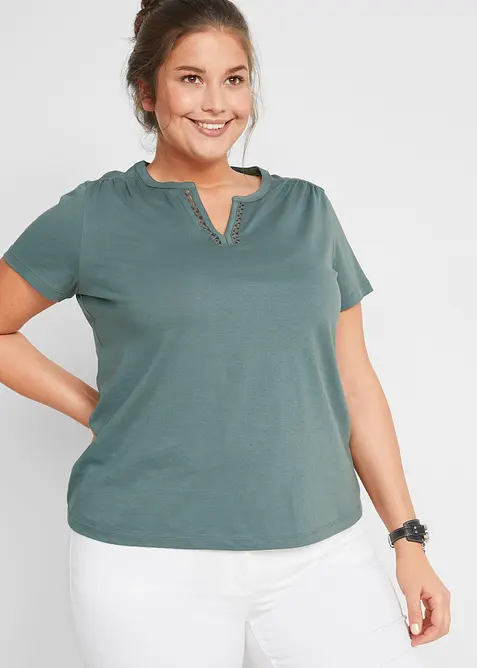 Baumwoll-Shirt mit dekorativem Ausschnitt in grün von vorne (im Anschnitt) - bonprix