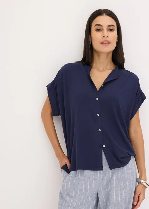 Shirtbluse aus softem Viskose Mix in blau von vorne (im Anschnitt) - bonprix