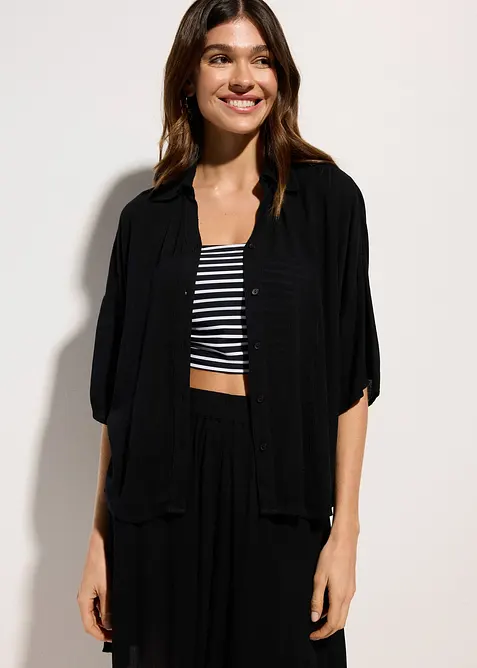 Kurze Strandbluse aus fließender Viskose in schwarz von vorne (im Anschnitt) - bonprix
