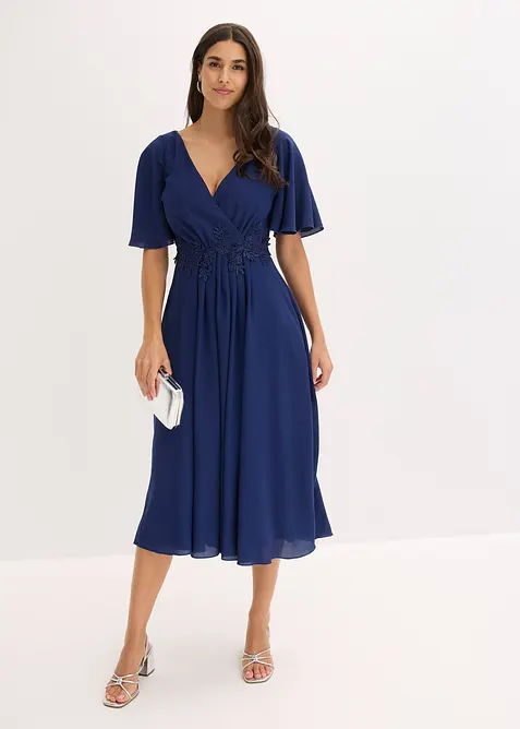 Cocktailkleid mit Spitzen-Applikation in blau im Look von vorne (Totalaufnahme) - bonprix