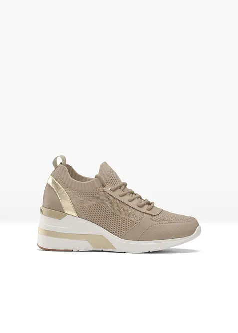Mustang Sneaker mit Keilabsatz in beige von vorne - Mustang