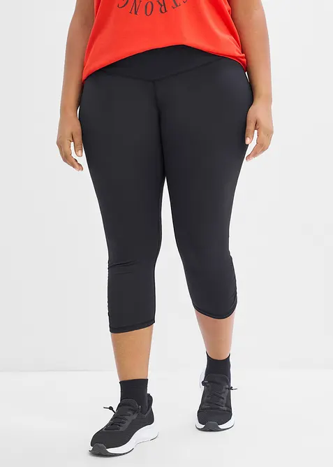 Ultraleichte Sport-Capri-Leggings mit Raffung, schnelltrocknend in schwarz von vorne - bonprix