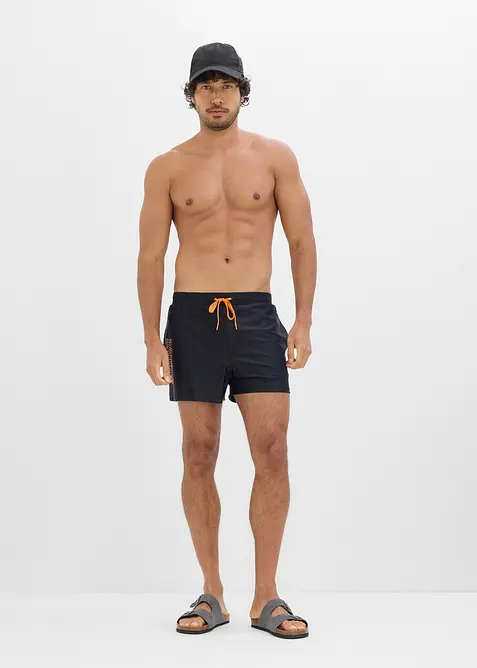 Weite Badehose aus elastischem Material in schwarz von vorne (Totalaufnahme) - bonprix