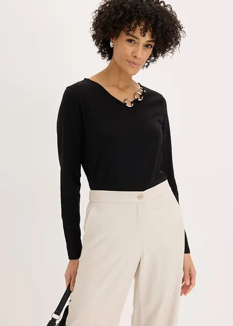 Langarmshirt mit Ösen in schwarz von vorne (im Anschnitt) - bonprix