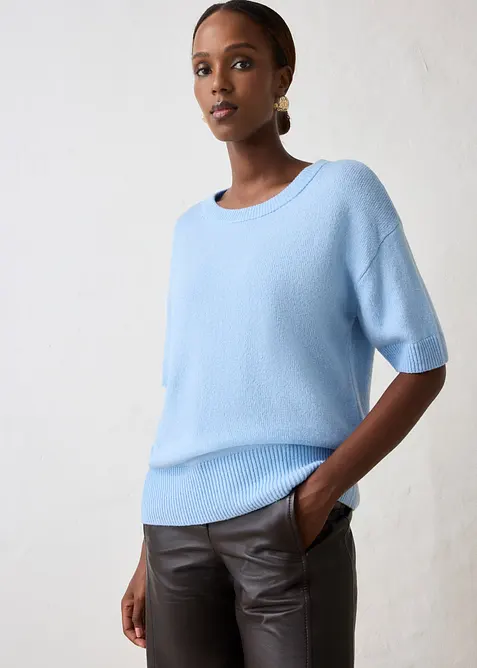 Oversize-Kurzarmpullover mit hohem Wollanteil in blau von vorne (im Anschnitt) - bonprix