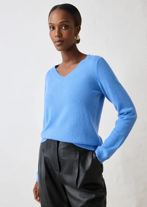 Pullover aus weichem Kaschmir-Mix mit Good Cashmere Standard® in blau von vorne (im Anschnitt) - bonprix