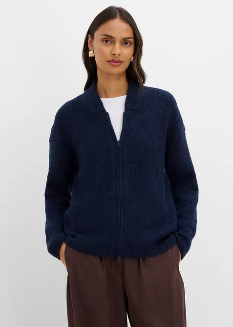 Strickjacke mit Reißverschluss aus weichem Woll-Mix in blau von vorne (im Anschnitt) - bonprix