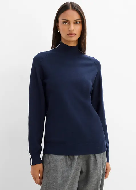 Feinstrickpullover mit Kontrastdetail aus Viskose-Mix in blau von vorne (im Anschnitt) - bonprix