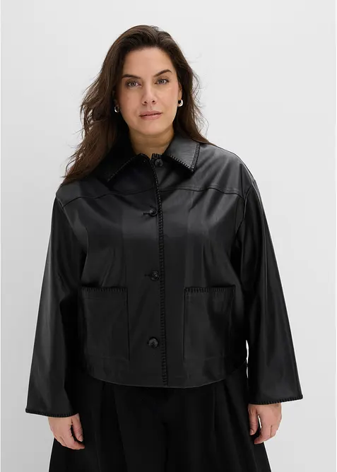 Lederimitat-Jacke mit Zierstichen an Kragen und Taschen in schwarz von vorne (im Anschnitt) - bonprix