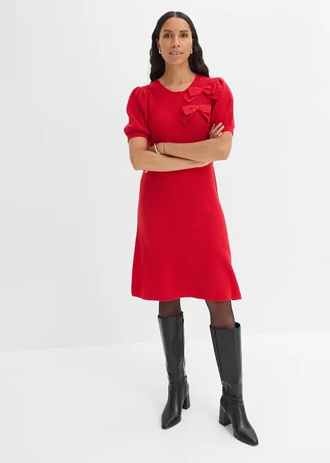 Strickkleid mit Schleifen-Applikation in rot von vorne (Totalaufnahme) - bonprix