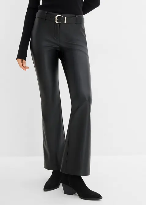 Lederimitat-Hose mit ausgestelltem Bein in schwarz von vorne - bonprix