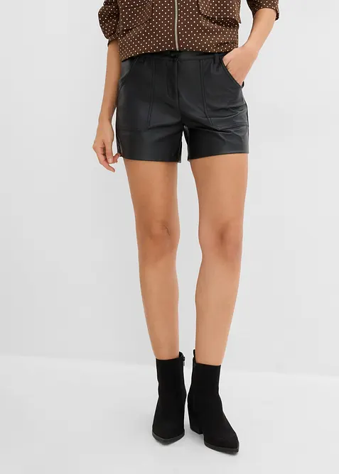 Lederimitat-Shorts in Mid Waist in schwarz von vorne - bonprix
