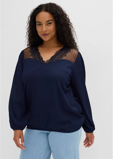 Langarmshirt mit Spitze in blau von vorne (im Anschnitt) - bonprix