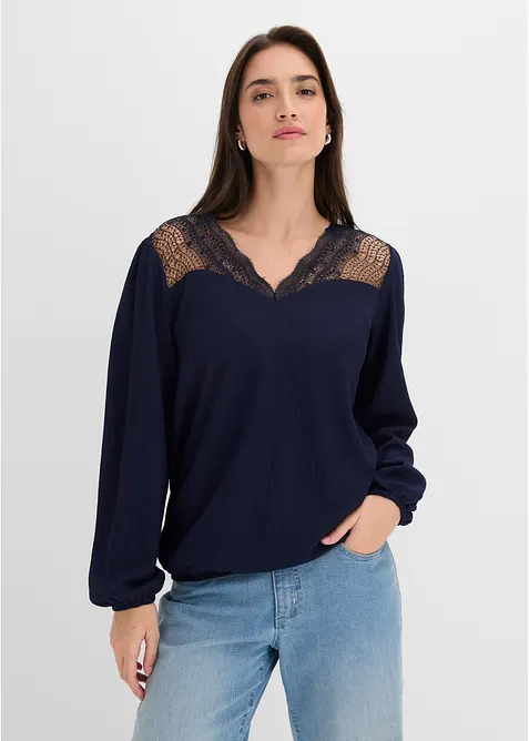 Langarmshirt mit Spitze in blau von vorne (im Anschnitt) - bonprix