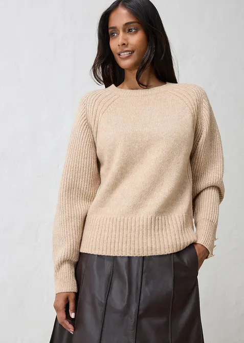 Pullover aus weichem Woll-Mix in beige von vorne (im Anschnitt) - bonprix
