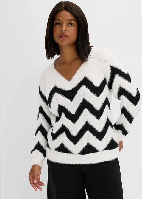 Oversize-Pullover mit V-Ausschnitt in weiß von vorne (im Anschnitt) - bonprix