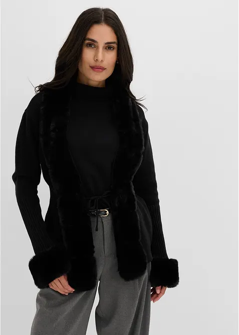 Strickjacke mit abnehmbarem Fellimitat in schwarz von vorne (im Anschnitt) - bonprix