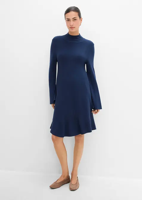 Strickkleid aus softem Viskose-Mix in blau von vorne (Totalaufnahme) - bonprix