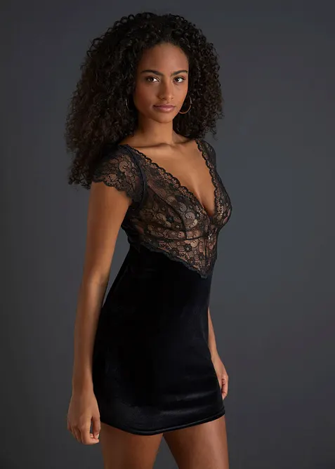 Samtkleid in schwarz von vorne (Totalaufnahme) - bonprix