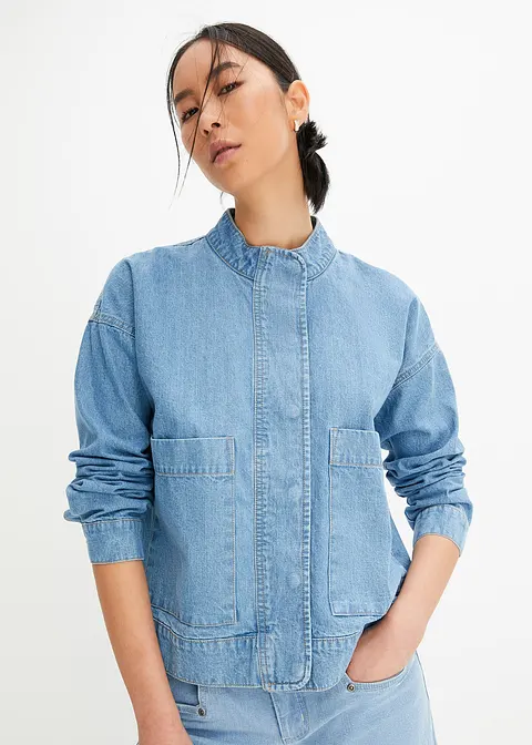 Oversized Jeansjacke mit Cargodetails in blau von vorne (im Anschnitt) - bonprix