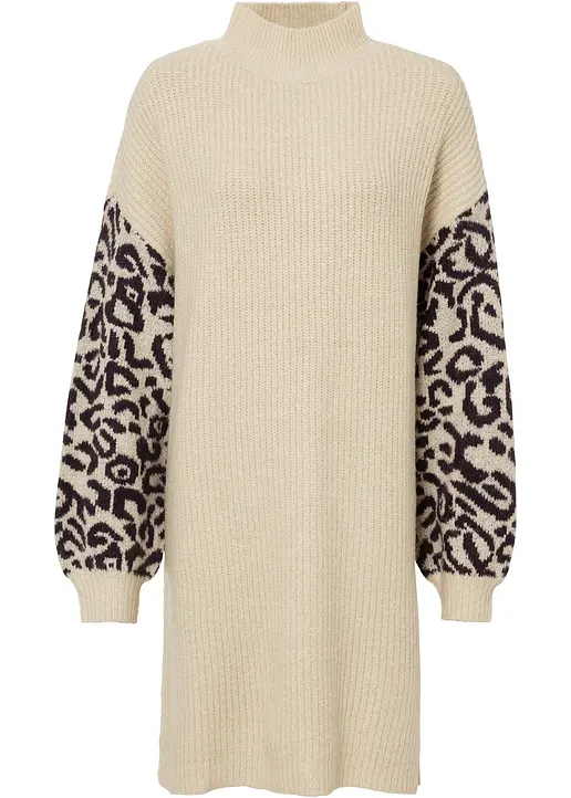 Oversized Strickkleid mit Leomuster in beige von vorne - bonprix