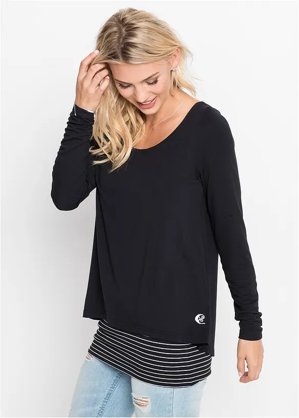 Doppellagiges Longshirt in schwarz von vorne (im Anschnitt) - bonprix