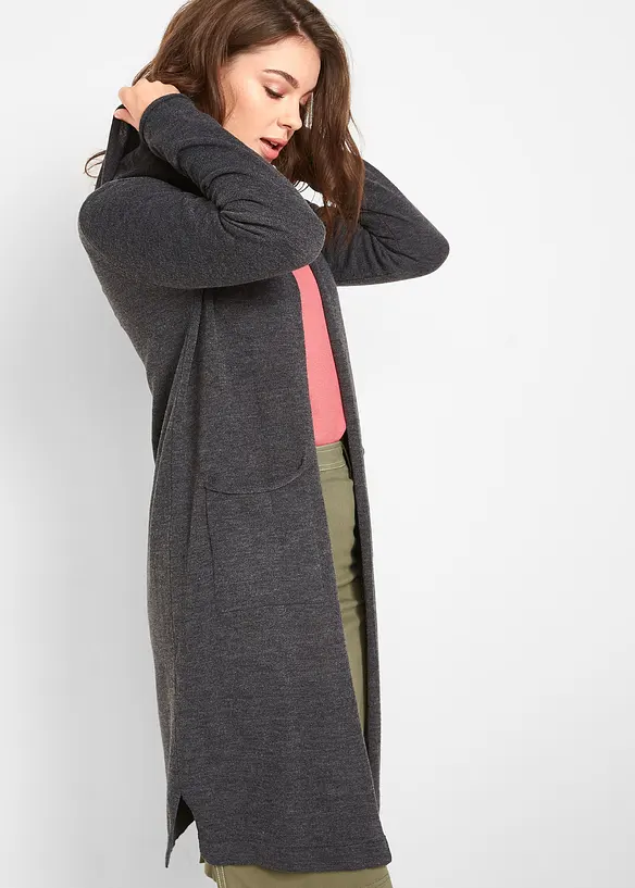 Longstrickjacke mit Kapuze in grau von vorne (im Anschnitt) - bonprix Longstrickjacke mit Kapuze in grau von vorne (im Anschnitt) - bonprix