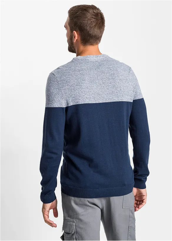 Feinstrickpullover in Regular Fit in blau von hinten (im Anschnitt) - bonprix