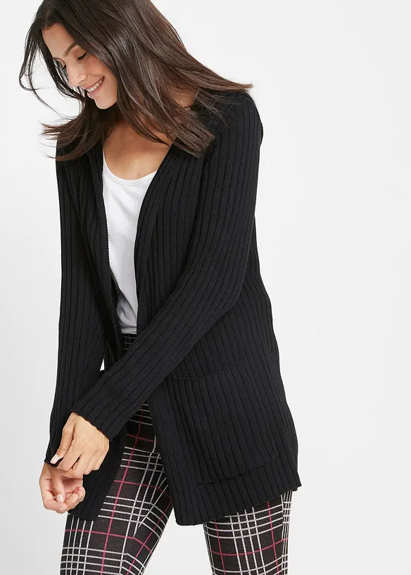 Strickjacke mit Kapuze in schwarz von vorne (im Anschnitt) - bonprix Strickjacke mit Kapuze in schwarz von vorne (im Anschnitt) - bonprix