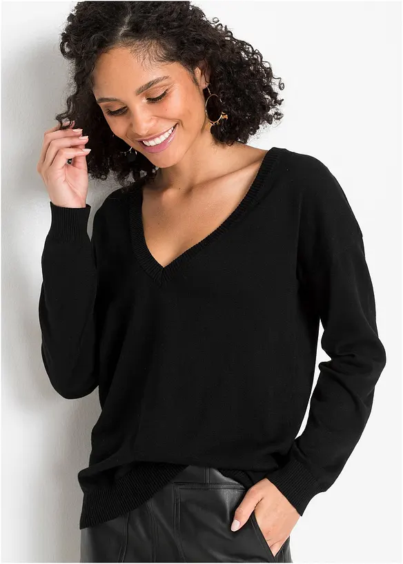 Oversize-Pullover aus Viskose- mix in schwarz von vorne (im Anschnitt) - bonprix