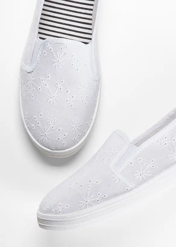 Slipper mit Lochstickerei in weiß - bonprix