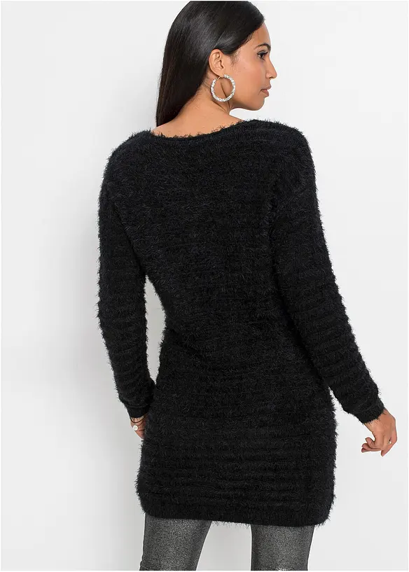 Flauschiger Long-Pullover in schwarz von hinten (im Anschnitt) - bonprix