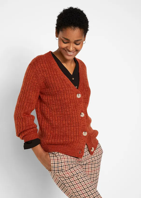 Grobe Strickjacke mit recycelter Baumwolle in braun von vorne (im Anschnitt) - bonprix