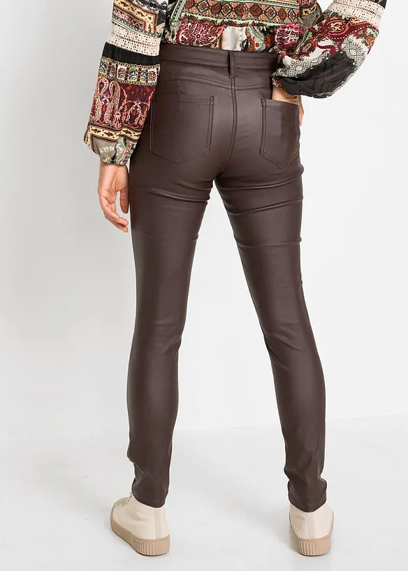 Stretch-Hose aus Viskose-Mix in braun von hinten - bonprix