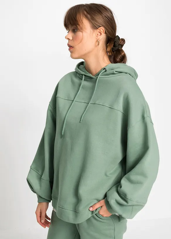 Oversize-Kapuzen-Sweatshirt aus weichem Baumwoll-Mix in grün von vorne (im Anschnitt) - bonprix