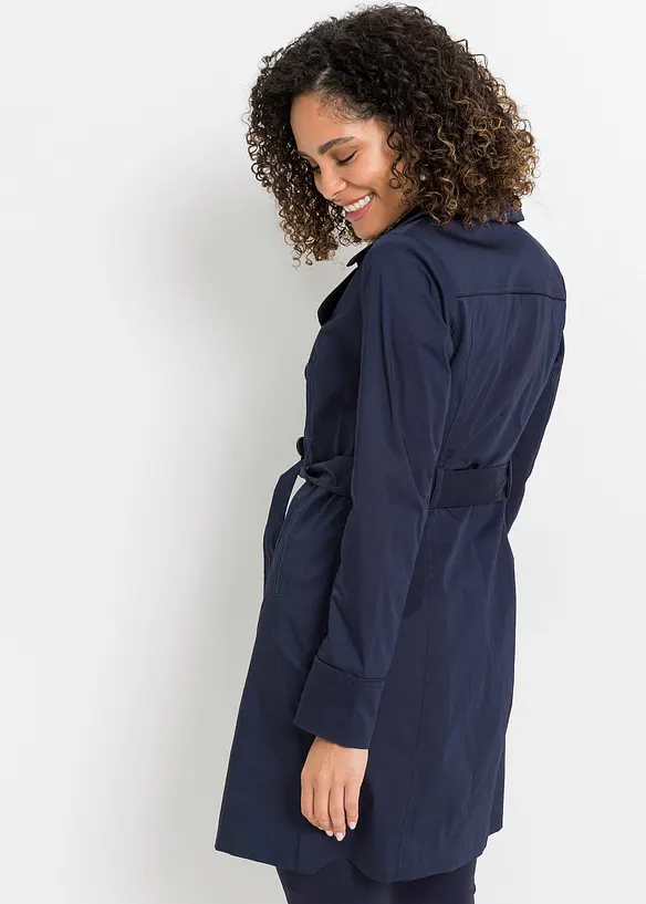 Doppelreihiger Trenchcoat in blau von hinten (Totalaufnahme) - bonprix