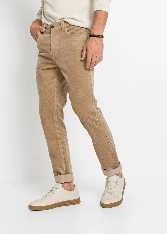 Slim-Fit Cordhose mit Komfortschnitt, Straight in braun von vorne - bonprix